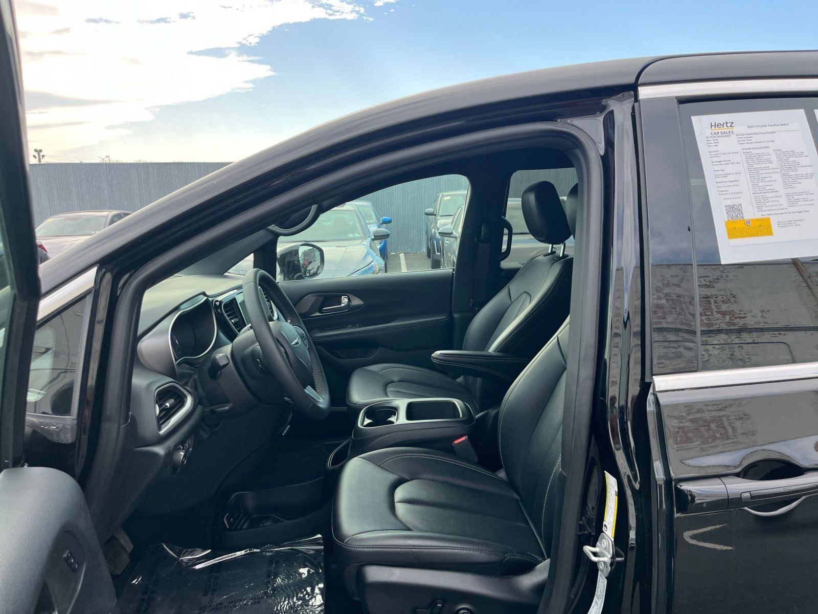 Used 2025 Chrysler Pacifica Select FWD image 28
