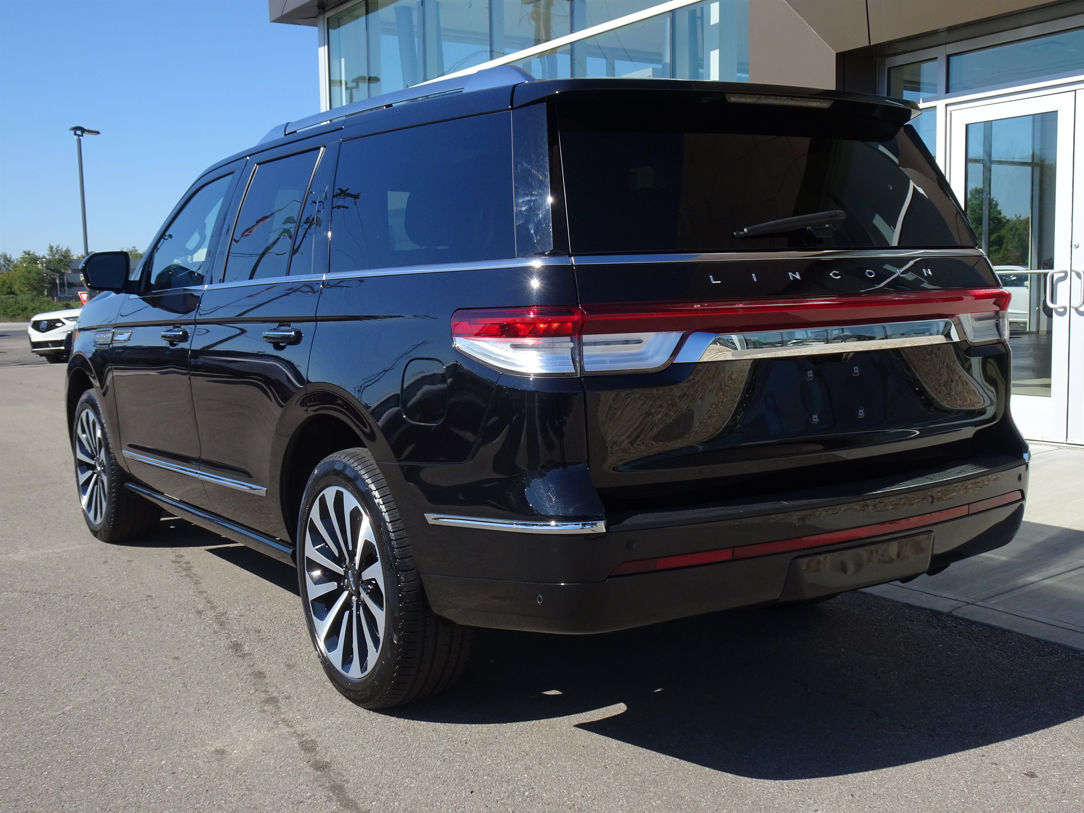 Used 2024 Lincoln Navigator Reserve AWD/4WD image 3