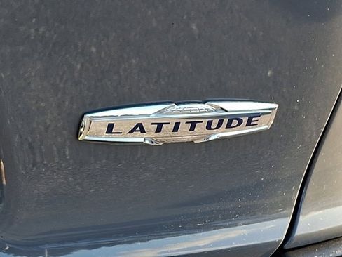 Certified 2019 Jeep Cherokee Latitude Plus w/ Comfort/Convenience Group image 36