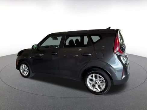Used 2025 Kia Soul LX w/ LX Technology Package FWD image 8