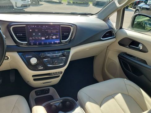 Used 2021 Chrysler Pacifica Touring-L FWD image 17