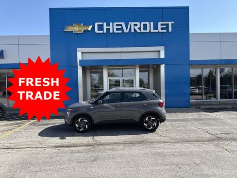 Used 2021 Hyundai Venue SEL w/ Premium Package FWD image 2