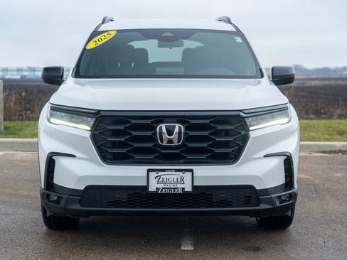 Used 2025 Honda Pilot Sport image 2