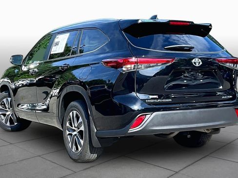 Used 2023 Toyota Highlander XLE AWD/4WD image 12