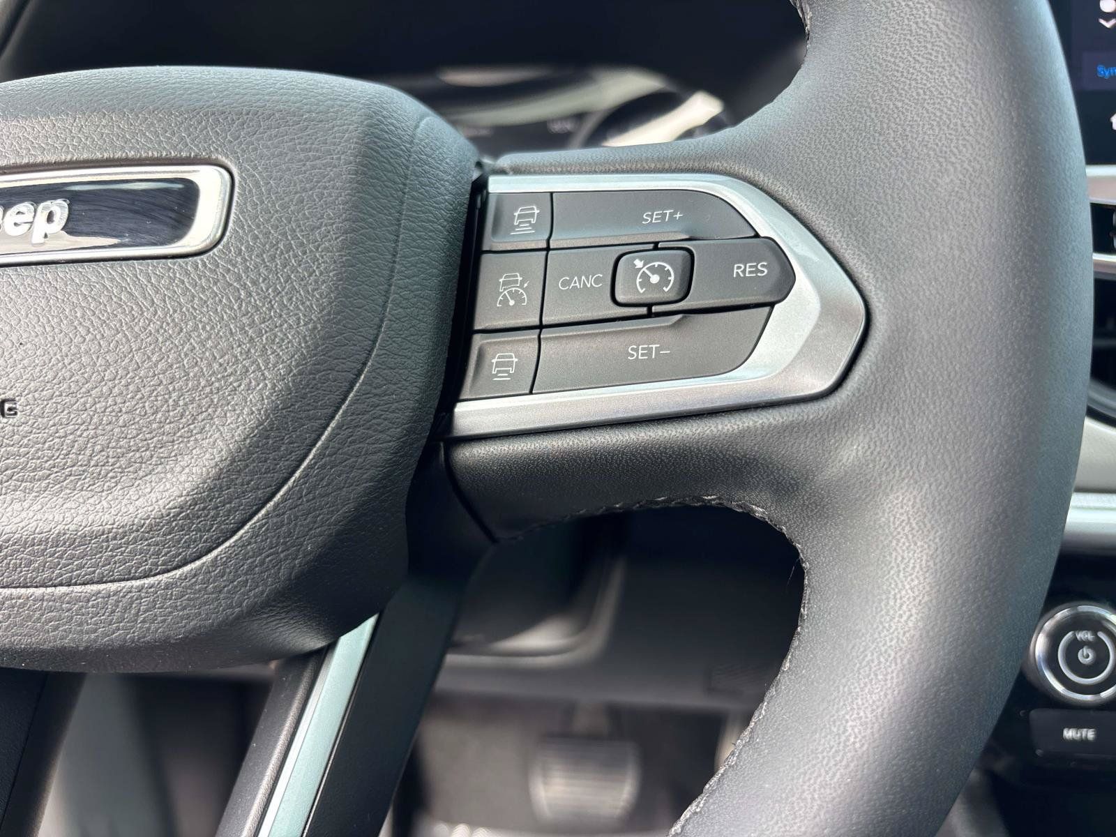 Certified 2025 Jeep Compass Limited AWD/4WD image 18
