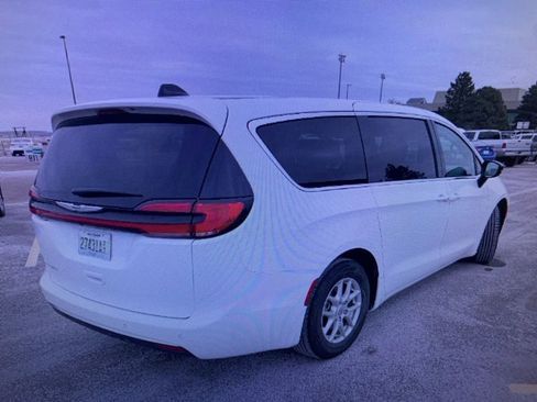 Used 2024 Chrysler Pacifica Touring-L image 3
