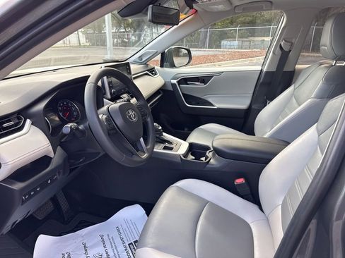 Used 2019 Toyota RAV4 XLE Premium image 11