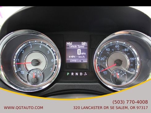 Used 2016 Chrysler Town & Country Touring image 29