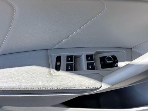 Used 2023 Volkswagen Tiguan SE R-Line image 13