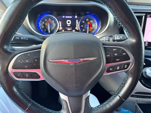 Used 2021 Chrysler Pacifica Touring-L w/ Uconnect Theater Family Group FWD image 16