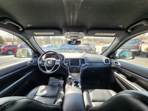 Used 2018 Jeep Grand Cherokee Limited AWD/4WD image 9