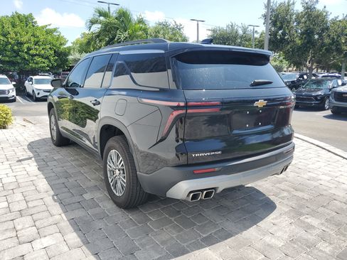 Used 2025 Chevrolet Traverse LT FWD image 4