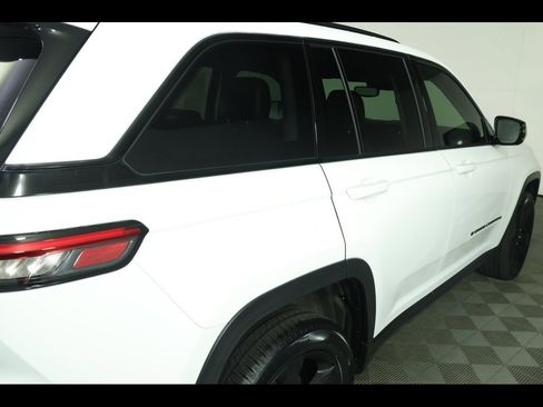 Used 2023 Jeep Grand Cherokee Limited w/ Black Appearance Package image 19