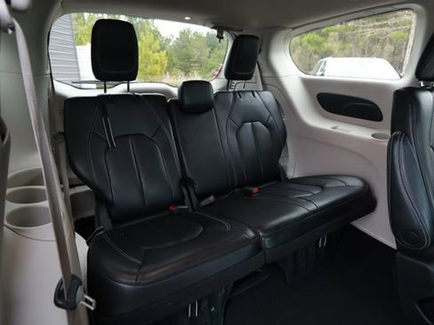 Used 2023 Chrysler Pacifica Touring-L image 32