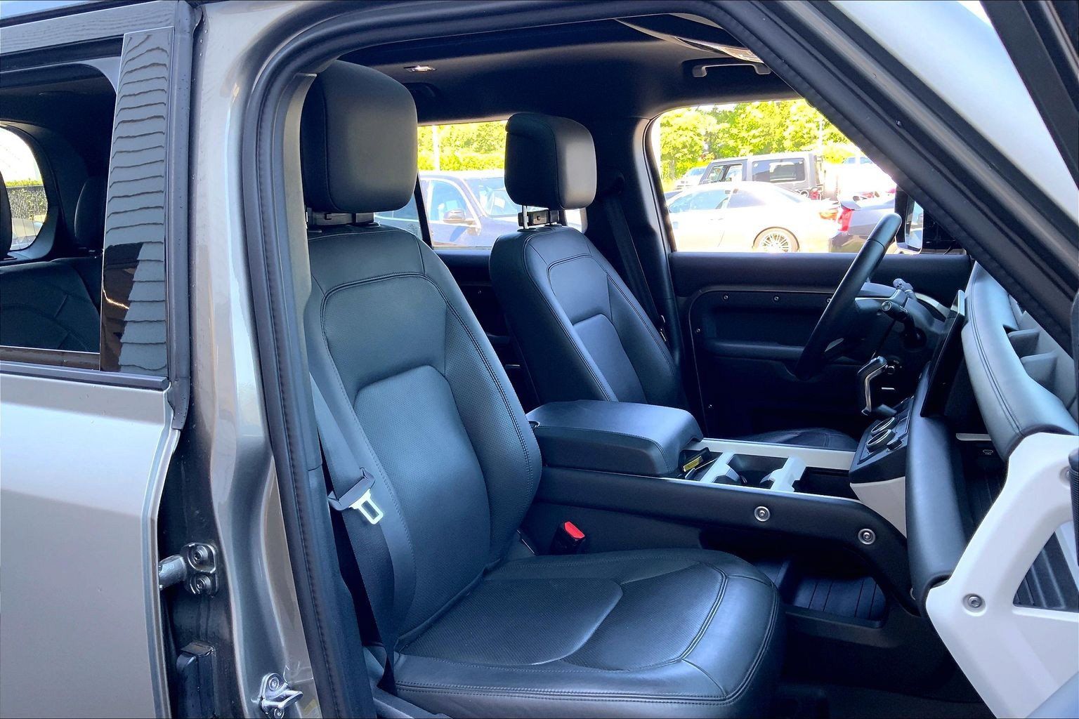 Used 2025 Land Rover Defender 110 X-Dynamic SE AWD/4WD image 17