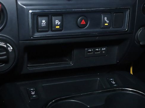 Used 2019 Nissan Titan SL w/ Midnight Edition image 28