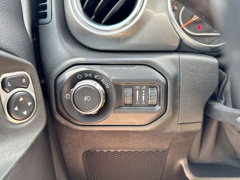 Used 2019 Jeep Wrangler Unlimited Sahara AWD/4WD image 18