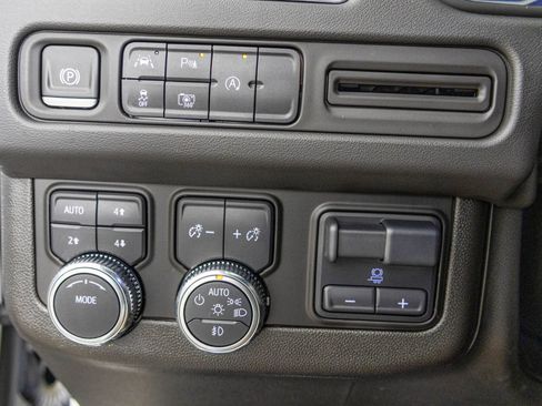 Used 2024 GMC Yukon XL SLT w/ SLT Luxury Package AWD/4WD image 37