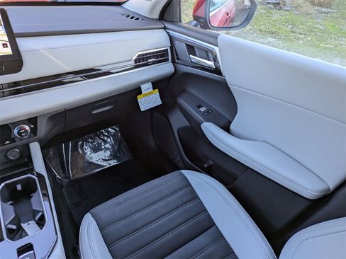 New 2025 Mitsubishi Outlander SE image 18