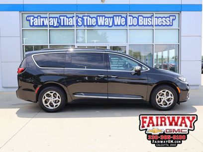 Used 2023 Chrysler Pacifica Limited w/ Uconnect Theater Family Group