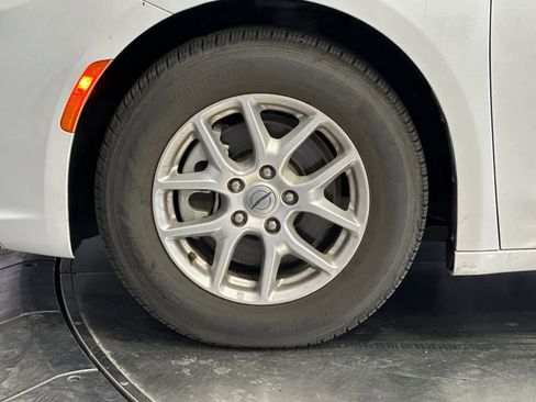 Used 2022 Chrysler Pacifica Touring-L image 12