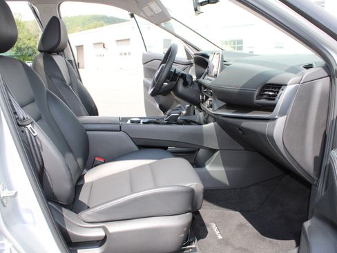 Used 2024 Nissan Rogue SV w/ SV Premium Package AWD/4WD image 18