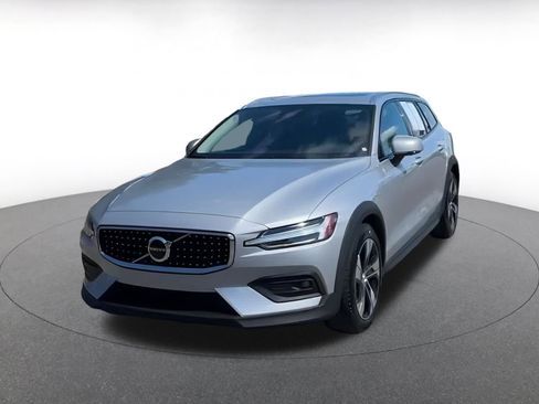 Used 2025 Volvo V60 B5 Cross Country Plus image 7