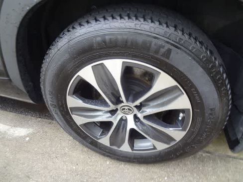 Used 2023 Toyota Highlander XLE FWD image 12