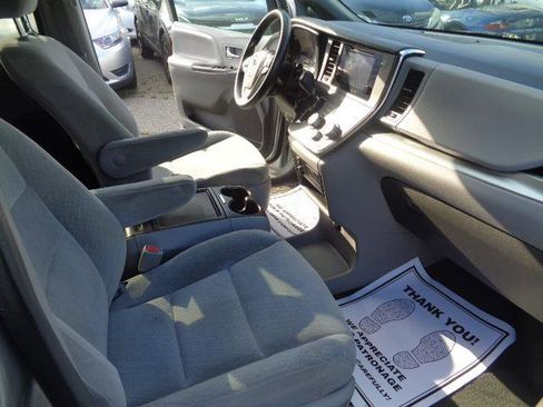 Used 2017 Toyota Sienna LE image 33