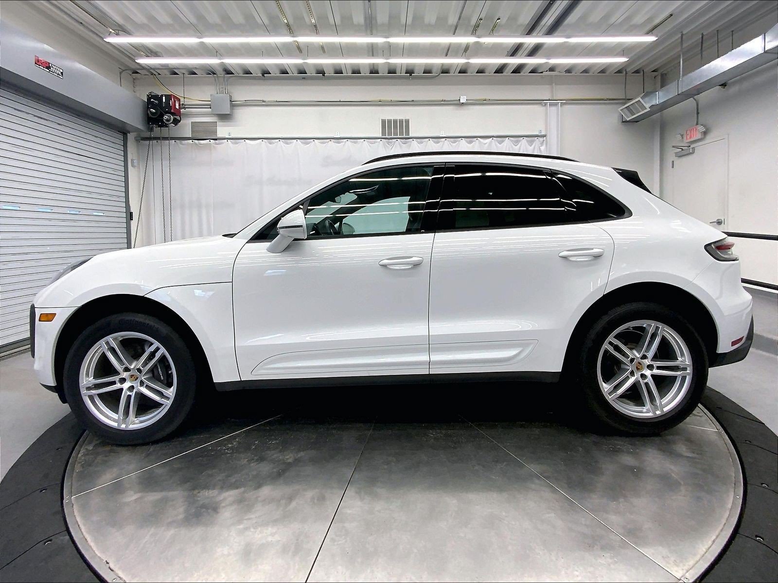 Certified 2023 Porsche Macan AWD/4WD image 2