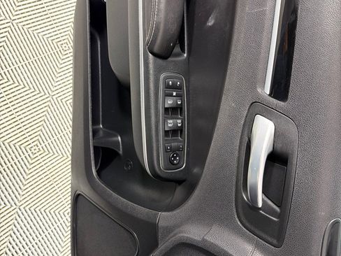 Used 2018 Chrysler 300 S image 11