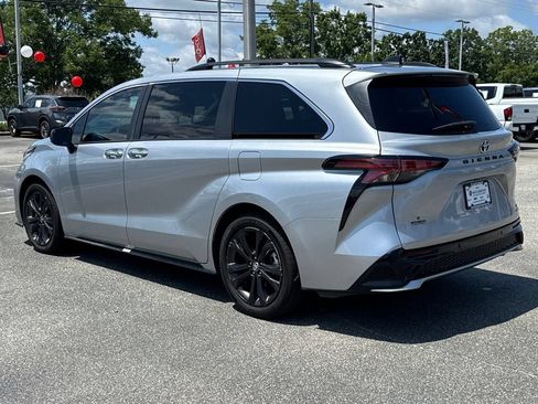 Used 2023 Toyota Sienna XSE FWD image 5