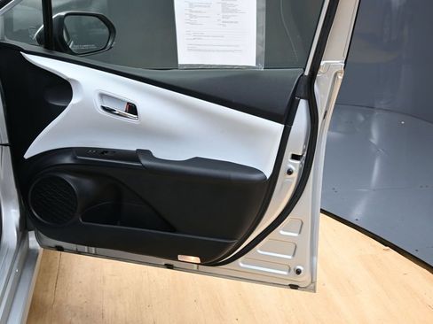 Used 2022 Toyota Prius LE FWD image 31