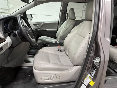 Used 2020 Toyota Sienna XLE w/ XLE Navigation Package image 14