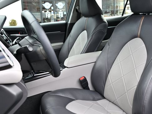 Used 2018 Toyota Camry XLE image 20