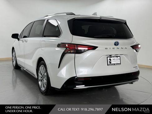 Used 2024 Toyota Sienna Platinum FWD image 8