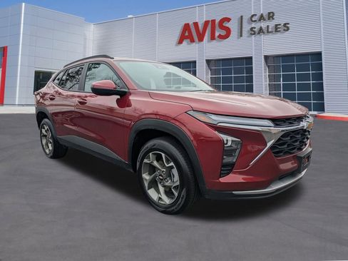 Used 2025 Chevrolet Trax LT w/ LT Convenience Package image 3