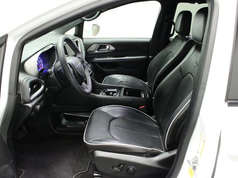 Used 2022 Chrysler Pacifica Limited w/ Uconnect Theater Family Group image 16