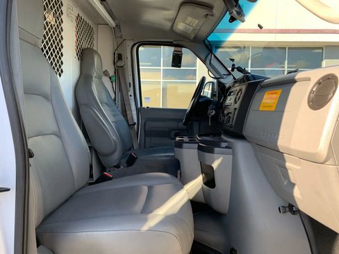 Used 2017 Ford E-350 and Econoline 350 Super Duty image 25
