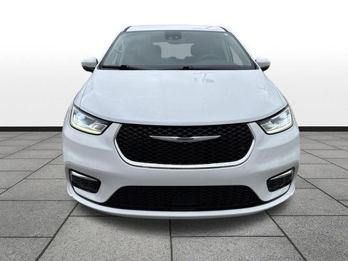 Used 2023 Chrysler Pacifica Touring-L image 9