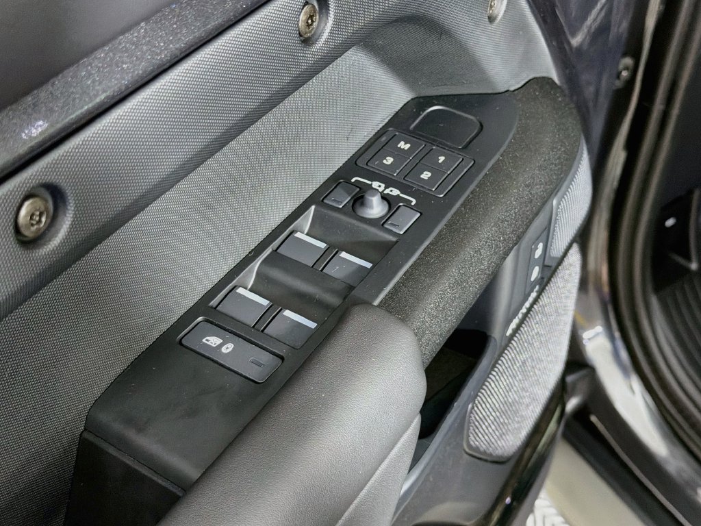 Used 2025 Land Rover Defender 110 AWD/4WD image 18
