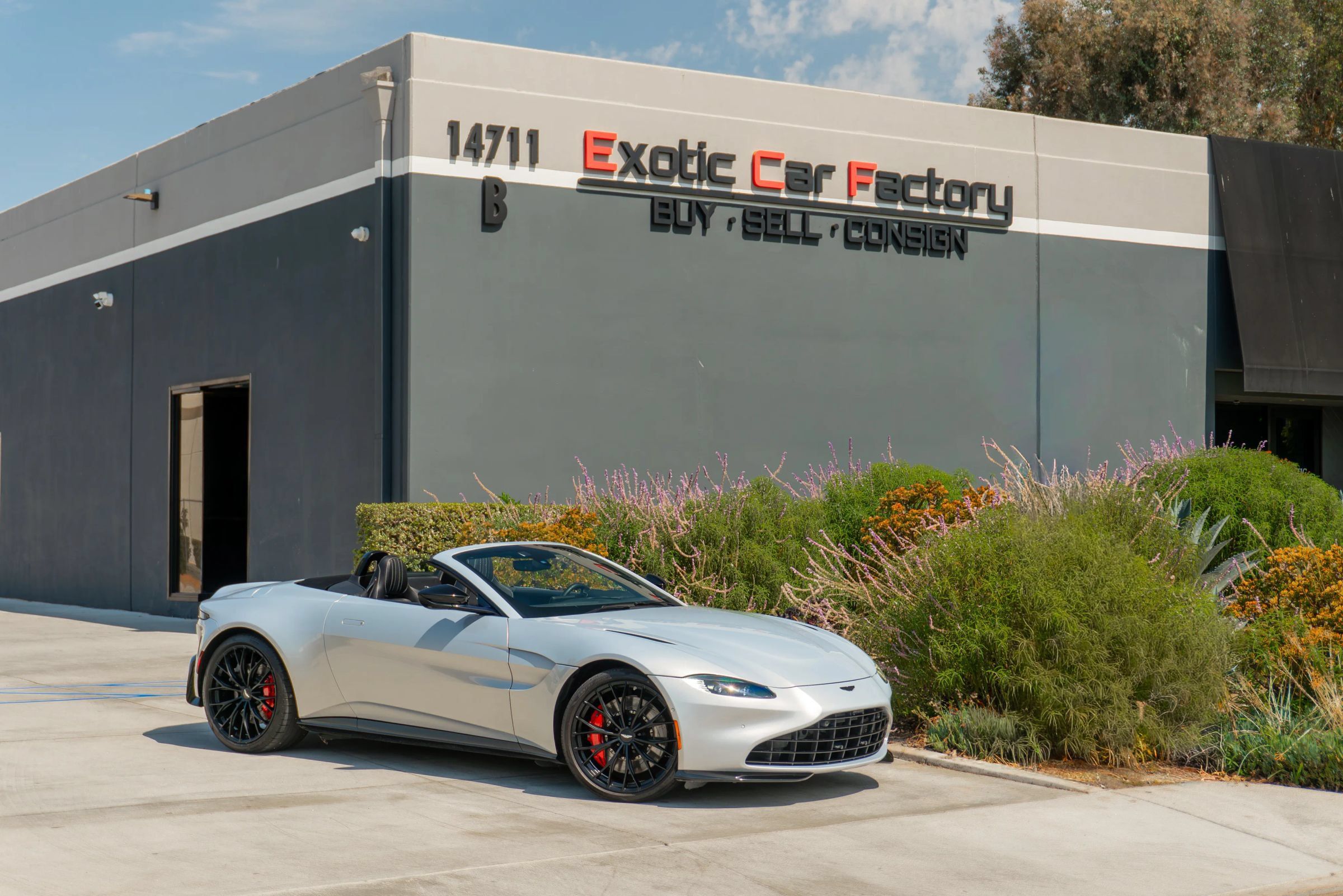 Used 2022 Aston Martin V8 Vantage Roadster RWD image 1