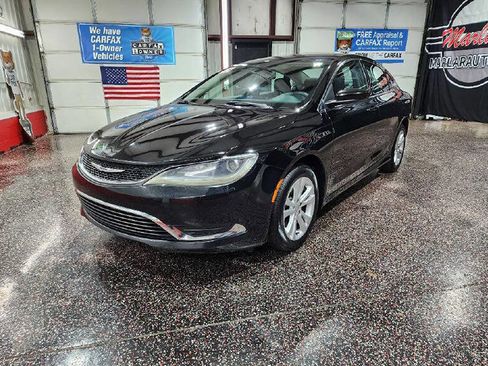 Used 2015 Chrysler 200 Limited w/ Convenience Group image 3