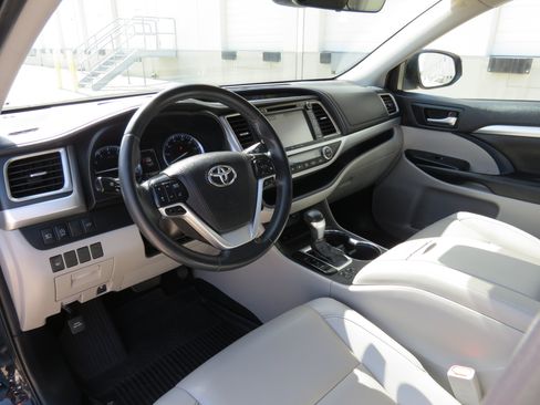 Used 2019 Toyota Highlander XLE FWD image 26