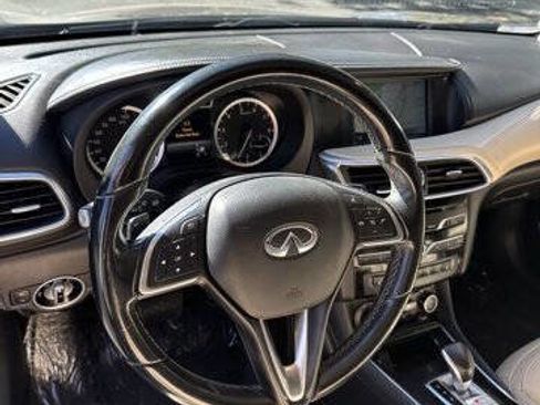 Used 2017 INFINITI QX30 Premium w/ Navigation Package FWD image 12