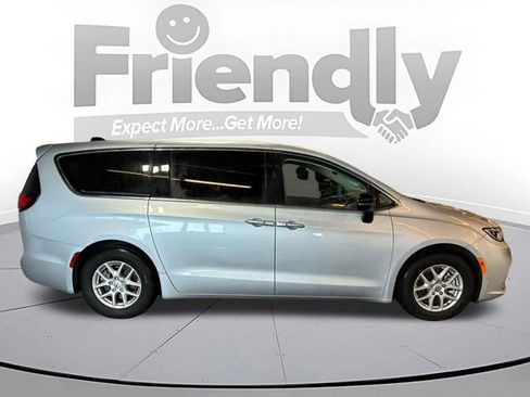 Used 2024 Chrysler Pacifica Touring-L FWD image 4