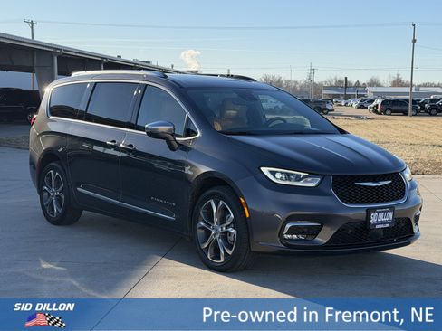 Used 2022 Chrysler Pacifica Pinnacle image 2