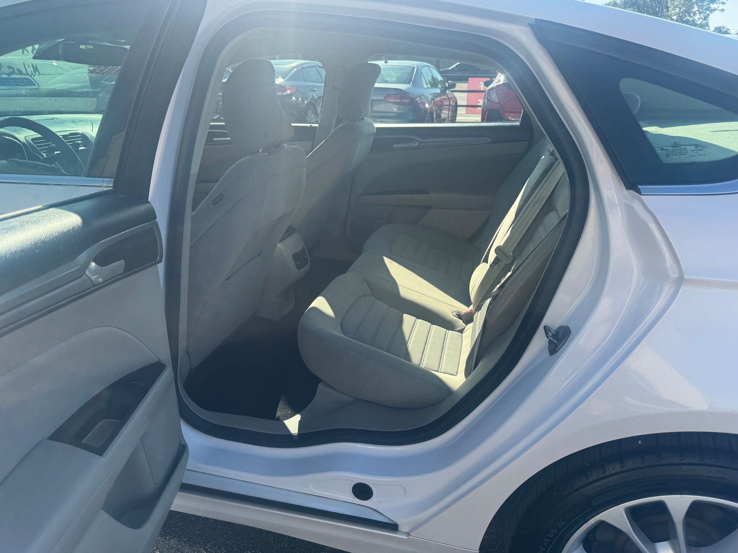 Used 2019 Ford Fusion SE FWD image 5