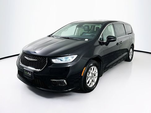 Used 2024 Chrysler Pacifica Touring-L image 3