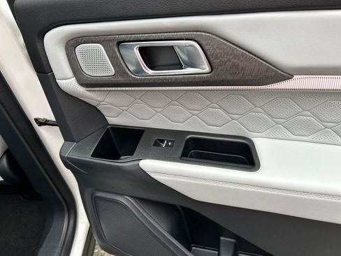 Used 2025 Ford Explorer Platinum w/ Ultimate Package image 29